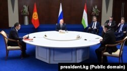 Трехсторонняя встреча президентов Кыргызстана, Таджикистана и России. Астана, 13 октября 2022 года.  
