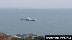 Российский паром у берегов Керчи после взрыва на Керченском мосту, Крым, 10 октября 2022 года
