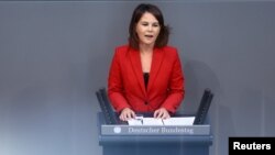 آنالنا بائربوک می‌گوید «به مردم ایران اعلام می‌کنیم که در کنار آ‌ن‌ها هستیم و باقی خواهیم ماند»