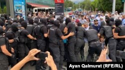 Спецназ полиции блокирует путь участникам протестной акции. Алматы, 6 июля 2021 года
