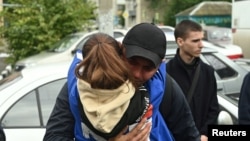 Согушка аттанып жаткан жоокер.