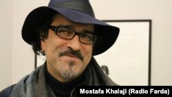 عتیق رحیمی در نمایشگاهی از آثار خط‌نقاشی‌اش در پاریس در سال ۲۰۱۴