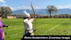 Салттуу жаа атуу боюнча Кыргызстандын кыз-келиндер курама командасынын мүчөсү Асел Садырова Дүйнөлүк Көчмөндөр оюндарында. 