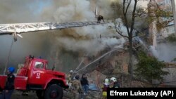  За попередньою інформацією, ще двоє людей залишаються під завалами
