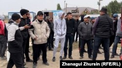 Казакъстан чигендә Русиядән килүчеләрне көтүче такси йөртүчеләр. Актүбә өлкәсе