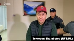 Алмазбек Бейшеналиев в здании Первомайского районного суда Бишкека. 30 сентября 2022 года.