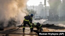 Рятувальники на місці влучання ракети в Києві, 10 жовтня 2022 року