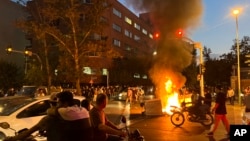 دور تازه اعتراضات سراسری از ۲۶ شهریور در واکنش به جان باختن مهسا امینی در بازداشت گشت ارشاد آغاز شده و با گذشت نزدیک‌به ۱۲ هفته به اشکال مختلف ادامه یافته است