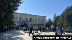 Баткен облустук музыкалык драма театрынын алдына чогулгандар. 2022-жылдын 28-сентябры.