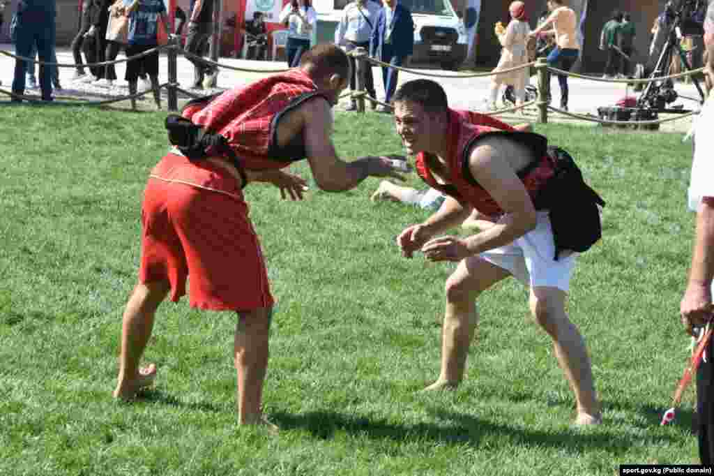 Түрк элинин улуттук күрөшү капышмалы аба күрөшүнөн кыргызстандык балбандар төрт байге алды.