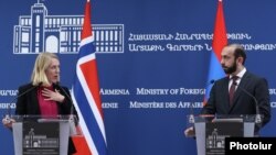 Министр иностранных дел Норвегии Анникен Хьюикфельдт (слева) и министр иностранных дел Армении Арарат Мирзоян в ходе совместной пресс-конференции, 18 октября 2022 г.
