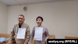 Гражданские активисты Маруа Ескендирова и Амангельды Оразбаев на суде по их делу. Уральск, 7 октября 2022 года