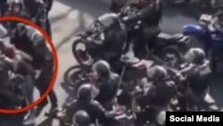 تعرض مامور پلیس در جمع همکاران خود به یک زن معترض در خیابان