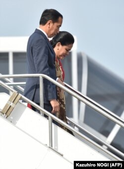 رئیس‌جمهور اندونزی و همسرش پیش از اجباری شدن حجاب اسلامی در سطح دولتی