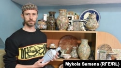 У своїй майстерні