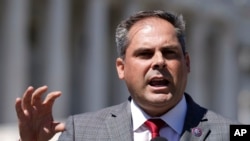 «Чи знаєте ви, чи Україна зараз виграє війну в Україні? Тому що я ні», – говорить конгресмен-республіканець Майк Гарсія