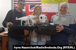 Одеські волонтери (зліва направо) Андрій Косяк, Олена Беседовська, Геннадій Сульдін передадуть дрон із Швейцарії підрозділу воєнної розвідки в зону проведення ООС