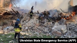 Вогнеборці ліквідують наслідки влучання російських снарядів у школу у селі в Білогорівка Луганської області, 7 травня 2022 року