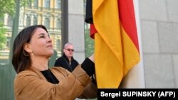 Міністерка закордонних справ Анналена Бербок піднімає прапор Німеччини над посольством своєї країни в Києві, 10 травня 2022 року