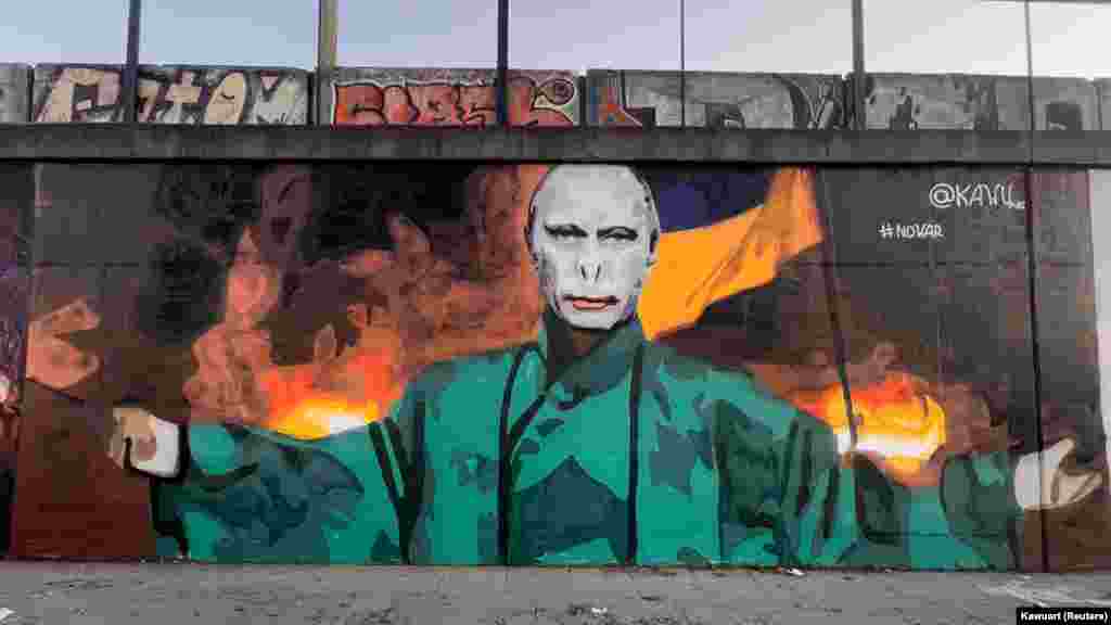 Путіна в образі лиходія з книги Джоан Роулінг про Гаррі Поттера &ndash;&nbsp;Лорда Волдеморта. Мурал у Познані (Польща) намалював вуличний художник Кавуарт. &nbsp;