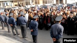 Армения – Сторонники Никола Пашиняна проводят акцию прот еста перед зданием Генеральной прокуратуры РА, Ереван 26 ноября 2010 г. 