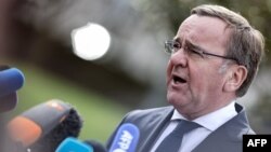 Գերմանիայի պաշտպանության նախարար Բորիս Պիստորիուսը զրուցում է լրագրողների հետ, Ռամշտայն, 19-ը մարտի, 2024թ.