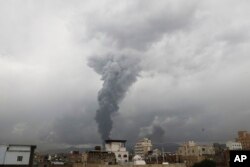 Дым над месцам атакі па Сане 24 жніўня 2025