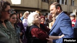 Мэр Еревана Тарон Маркарян встречается с жителями одной из общин Еревана во время избирательной кампании по выборам в столичный Совет старейшан, 30 апреля 2013 г. 
