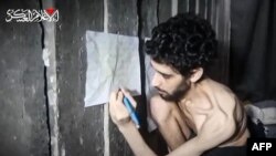 Гэты скрыншот з відэа, апублікаванага 1 жніўня 2025 году ўзброеным крылом палестынскай групоўкі ХАМАС, на ім ізраільскі закладнік Эўятар Давід. 