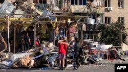 У Запоріжжі, зокрема, під обстріл потрапили житлові будинки. За останніми даними обласної влади, постраждали 28 людей, одна людина загинула