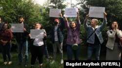 "Оян, Казакстан" жаш активисттер  полиция имаратынын алдында Темирлан Еңсебекти колдоо акциясын өткөрүүдө. Май 2021