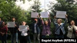 Темірбек Еңсебекті қолдап, полиция ғимараты алдына келген Oyan, Qazaqstan белсенділері. Алматы, 15 мамыр 2021 жыл.  