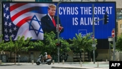 در آستانهٔ سفر ترامپ به اسرائیل، پوسترهایی با عنوان «کوروش کبیر زنده است؛ دونالد ترامپ»، برای استقبال از او در اورشلیم و تل‌آویو نصب شده است
