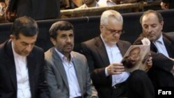 محمود احمدی نژاد (نفر وسط) همراه با محمدرضا رحیمی (راست) و اسفندیار رحیم مشایی در مراسم سالگرد فوت علی کردان