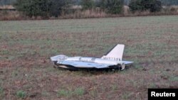 Поврежденный беспилотник лежит после падения в восточнопольском селе Чосновка, 10 сентября 2025 года