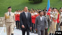 احمدی نژاد در سفر به باکو در ماه اوت، روابط دو کشور را رو به گسترش توصیف کرد.