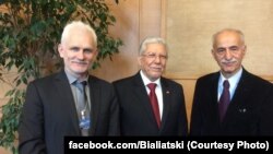 Алесь Бяляцкі зь мiнiстрам замежных спраў Тунiсу Тайэбам Бакушам i прэзыдэнтам FIDH Карымам Лахiджы.