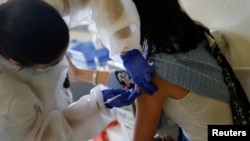 بعد از اسرائیل، به‌ترتیب بحرین، بریتانیا، آمریکا، روسیه، کانادا و چین بیشترین میزان واکسیناسیون را انجام داده‌اند.