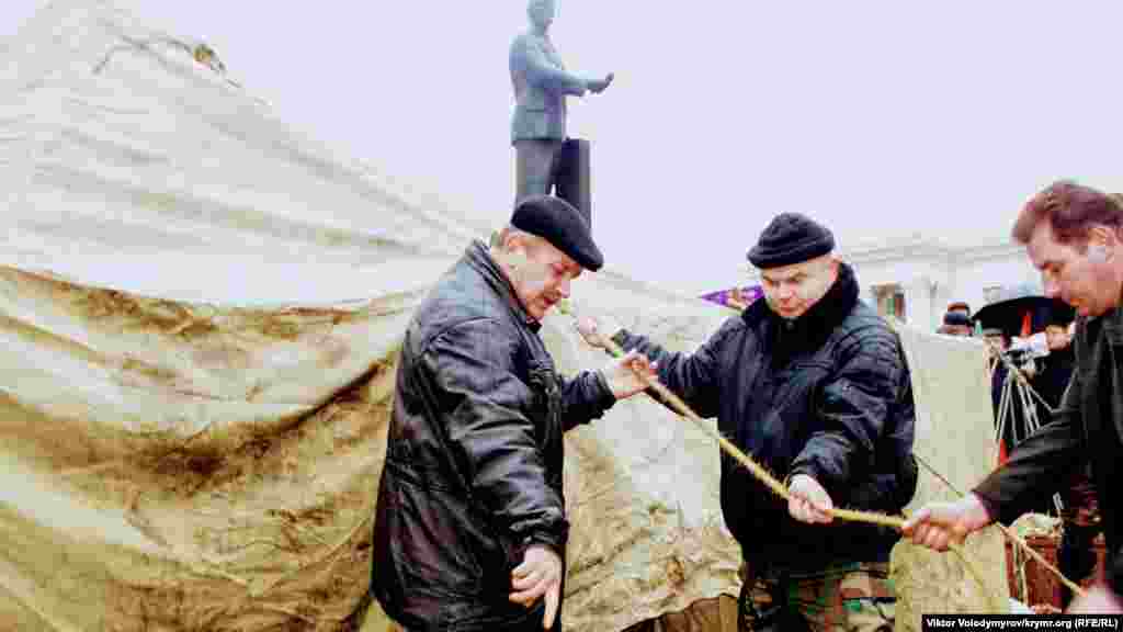 Ukraina Merkeziy saylav Komiteti ğalip ilân etken Yanukoviçniñ tarafdarları, Lenin meydanında birinci çadırnı endi yerleştirdi.