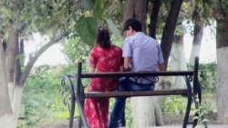 Diňle: Türkmenabatda polisiýa köçede gezelenç edýän jübütleri gorkuzyp para alýar