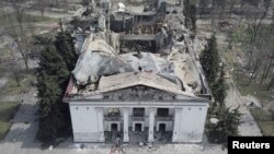 16 березня російські загарбники скинули бомбу на будівлю Драматичного театру Маріуполя на Донеччині, де від обстрілу ховалися сотні жителів міста