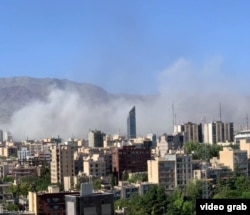 Дуд дар ғарби Теҳрон пас аз ҳамлаи Исроил