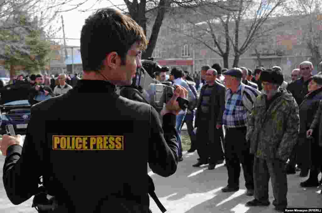 Armenia -- Opposition leader Raffi Hovhannisian holds meetings with supporters in regional towns, 26Feb2013