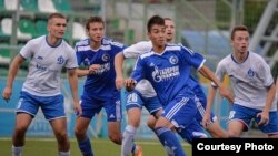 Самат Сарсенов (в центре на переднем плане) во время игры. Фото из личного архива футболиста.