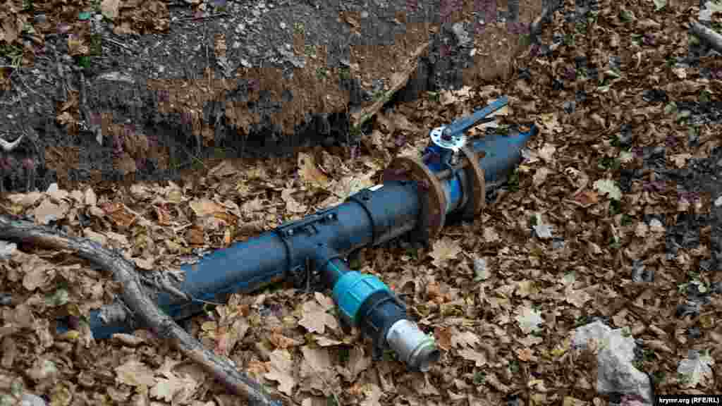 Новый водопровод на левом берегу Коккозки. Правда, неизвестно, идет ли по нему вода