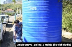 Ємності з технічною водою для сіл у Великій Алушті під час дефіциту води, серпень 2025 року