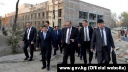 Кыргыз жана өзбек өкмөт башчылары Акылбек Жапаров жана Абдулла Арипов Бабыр театрында. Ош шаары, 2022-жылдын 1-апрели.