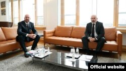 Встреча президента Европейского совета Шарля Мишеля (слева) и премьер-министра Армении Никола Пашиняна в Брюсселе, 6 апреля 2022 г․