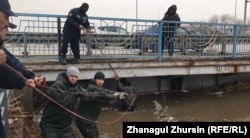 Спасатели чистят русло реки Саздинка от мусора. Актобе, 3 апреля 2022 года