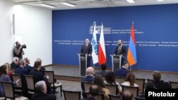 Министр иностранных дел Армении Арарат Мирзоян (справа) и действующий председатель ОБСЕ, министр иностранных дел Польши Збигнев Рау на совместной пресс-конференции, Ереван, 1 апреля 2022 г.